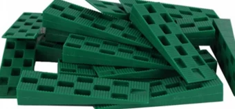 Використання монтажних клинів при установці вікна