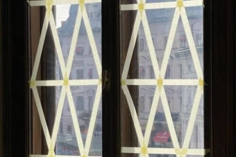Навіщо заклеювали вікна хрест-навхрест