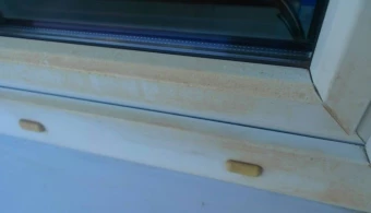 Жовті плями на вікнах: чому вони з'являються?