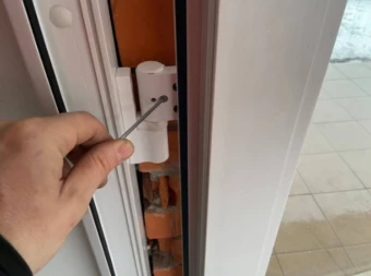Як відрегулювати пластикові двері без спеціаліста?