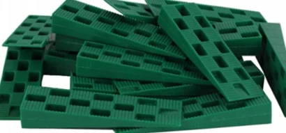 Использование монтажных клиньев при установке окна