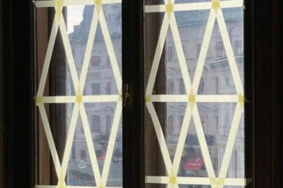 Зачем заклеивали окна крест-накрест