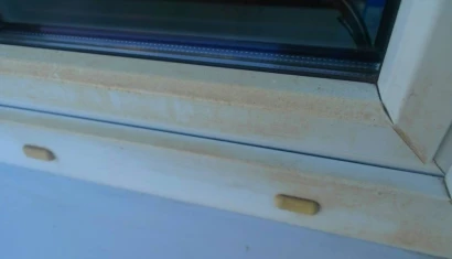 Жёлтые пятна на окнах: почему они возникают?