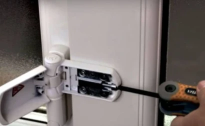 Как регулировать пластиковые двери?