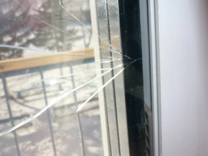 Лопнув склопакет, що робити?