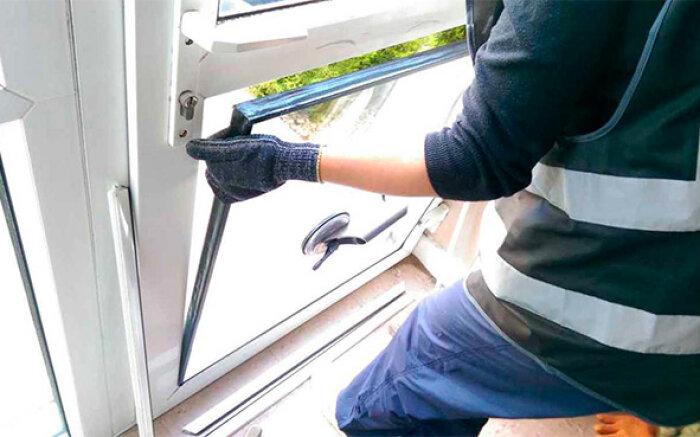 Заміна склопакета в пластиковому вікні в Києві 1