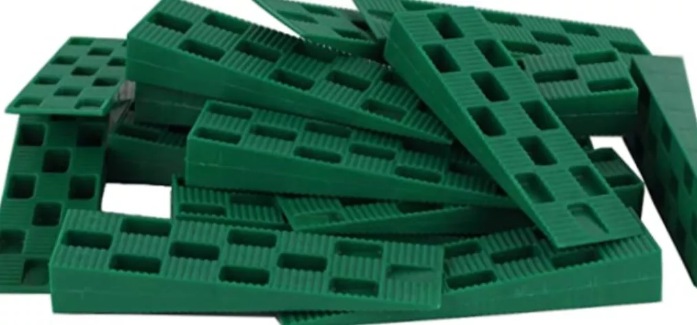 клинья для монтажа